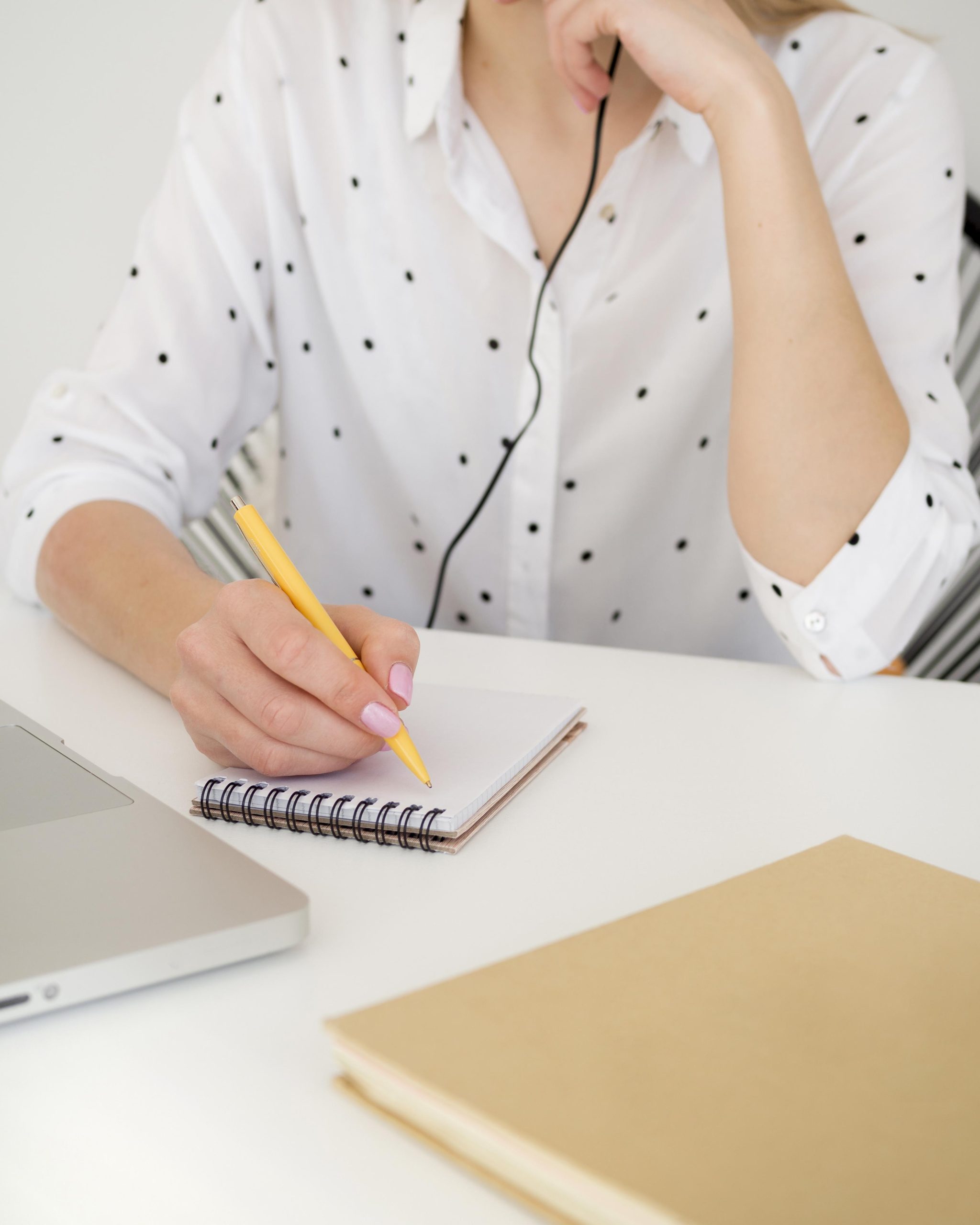 Traductora jurada durante una sesión de interpretación online con plena atención.